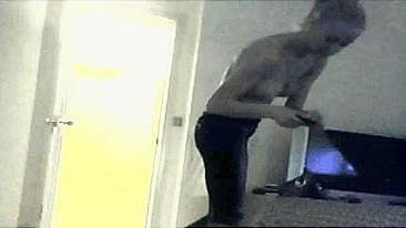 Gata Sensual Se Despindo em Particular, Flagrada por Câmera Escondida