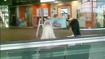 Duas Mulheres Excitadas Acariciando Partes Íntimas em Público