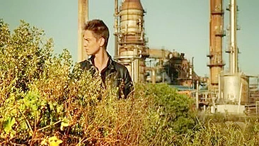 Gata voyeur na praia filmada sem sutiã