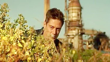 Gata voyeur na praia filmada sem sutiã