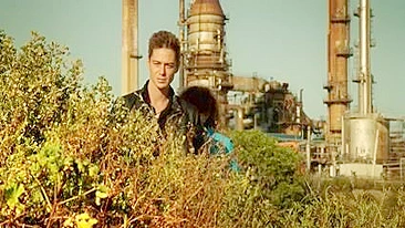 Gata voyeur na praia filmada sem sutiã