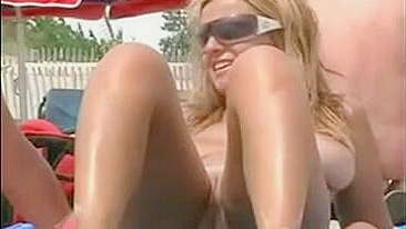 Mulher gostosa piscando pelada na praia