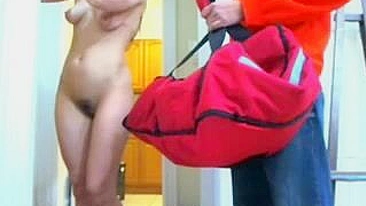 Gata Nua e Sexy Provocando o Entregador de Pizza