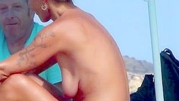 Praia Francesa Sensual, Mulher Madura Topless Quente, Filmada com Arte