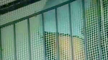 Vídeo Arriscado de Voyeur em Baixo da Saia da Vizinha Danada!