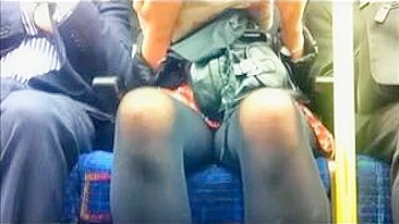 Vídeo de Upskirt Escondido no Transporte Público