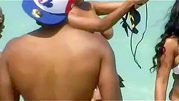 Gata Topless de Miami Beach no Centro das Atenções, Quente e Escandalosa!