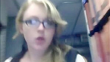 Buceta nua sexy se masturbando escondida no corredor