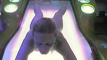 Vídeo quente no solário com beldade nua e safada