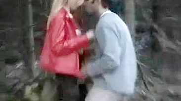 Casal filmado por amigo transando na mata