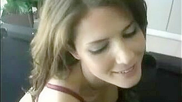 Buceta super sexy de vestidinho curto abrindo as pernas