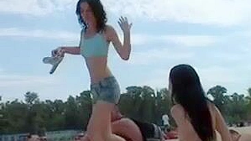 Vídeo de Nudistas na Praia Tomando Sol Pelados Juntos