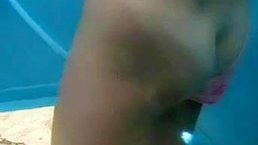 Voyeur na Cabana da Praia: Gatas Quentes Flagradas em Câmera Escondida