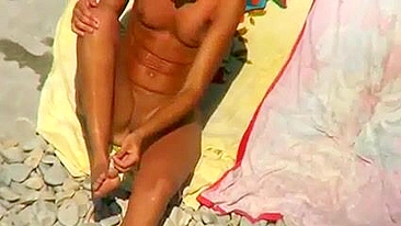 Peitos nus incríveis na praia local