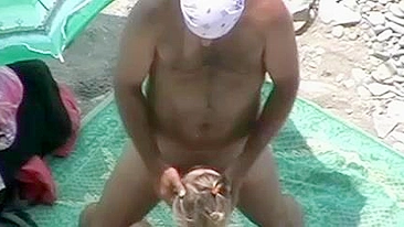 Vídeo de boquete na praia: esposa chupando pau gostoso em câmera espiã voyeur