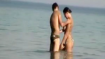 Câmera Voyeur na Praia Filma Namorada Peituda se Limpando