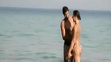 Câmera Voyeur na Praia Filma Namorada Peituda se Limpando