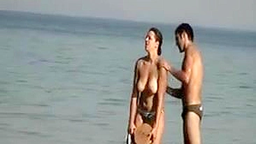 Câmera Voyeur na Praia Filma Namorada Peituda se Limpando