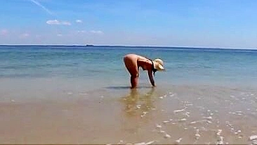 Aventura peladinha na praia de amadora fofa