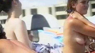 Surpresa! Peitos Grandes Nus na Praia Ensolarada da Espanha!