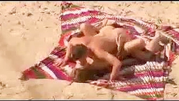 Casal na praia transando pegos por câmera voyeur safada
