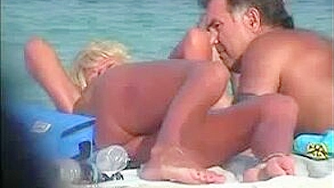 Vídeos de Praia Nudista: Mulheres Amadoras Sexy Tomando Sol Nuas