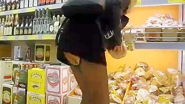 Uau! Bucetinha Sexy Mostra Saia Provocante na Loja Pública!