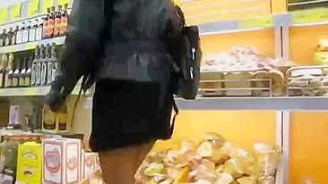Uau! Bucetinha Sexy Mostra Saia Provocante na Loja Pública!