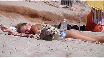 Gata Nua Quente Filmada por Câmera Escondida em Vídeo Voyeur de Praia