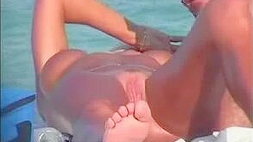 Vídeo Quente de Amadora Nua Tomando Sol na Praia