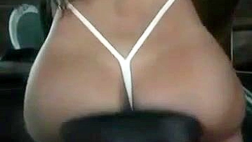 Gata Quente de Bunda Grande em Biquíni Minusculo Malhando na Academia