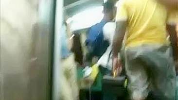 Filmando às Escondidas uma Gata com Bunda Apertada