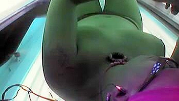 Câmera Escondida no Solário Filma Garota Nua