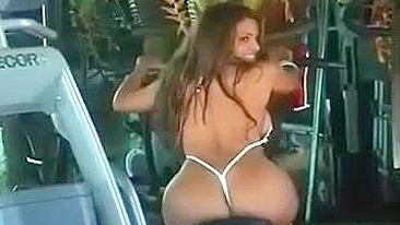 Mulher Gostosa de Bunda Grande em Biquíni Minúsculo Malhando na Academia