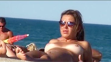 Vídeo de Sexo na Praia Nudista com Peitos Enormes!