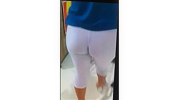 MILF em leggings brancas apertadas espionada na loja