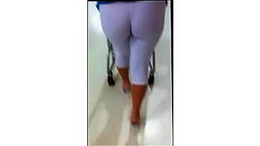 MILF em leggings brancas apertadas espionada na loja