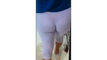 MILF em leggings brancas apertadas espionada na loja