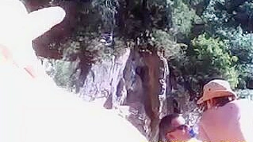 Voyeur Safado na Praia de Nudismo Rindo de Prazer