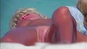 Vídeos Pornô de Mulheres Gostosas Pegando Sol Nuas na Praia de Nudismo