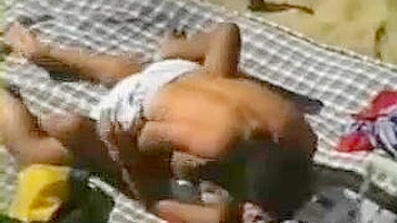 Vídeo Voyeur de Casal Amador Transando na Praia Nua