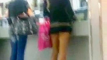 Câmera escondida voyeur filma mulher sexy de calcinha minúscula no MC