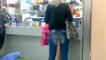 Câmera escondida voyeur filma mulher sexy de calcinha minúscula no MC