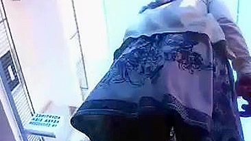 Vídeo upskirt grego de garota gostosa espionada debaixo da saia