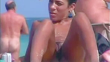 Vídeo Furtivo na Praia de Nudismo com Gata Mostrando os Peitos