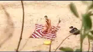 Vídeo XXX na Praia: Casal Pego Transando pela Câmera Voyeur