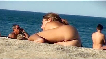 Vídeo Porno Sujo na Praia com Peitões