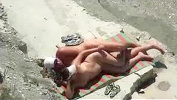 Vídeo de sexo na praia nudista: casal pego transando em câmera voyeur