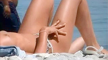 Loira Gostosa Francesa Sem Blusa na Praia da Riviera Francesa Filmada