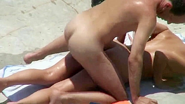 Absurdo! Mamãe Super Gostosa Espionada Nua Tomando Sol na Praia